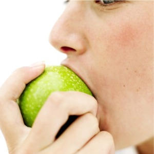 woman-eating-apple