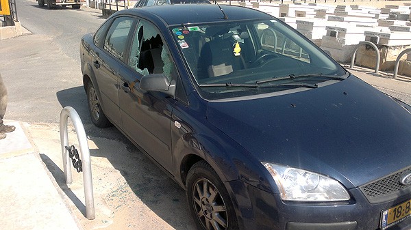 car with window smashed