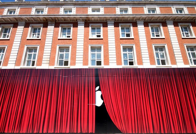 Apple-store-closed-curtains-overnight-refurb.jpg