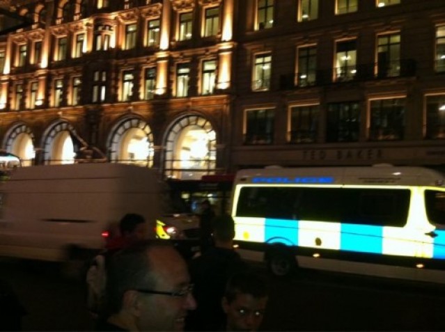 apple-store-police-riot