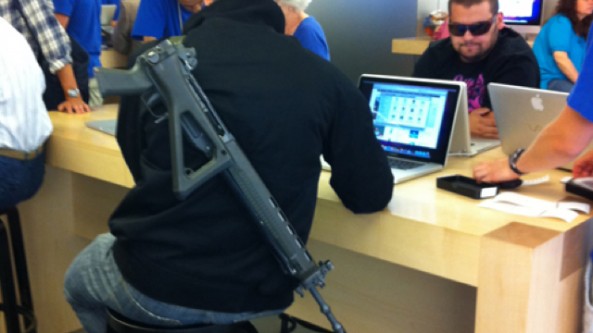 gun-in-apple-store-e1313083204877