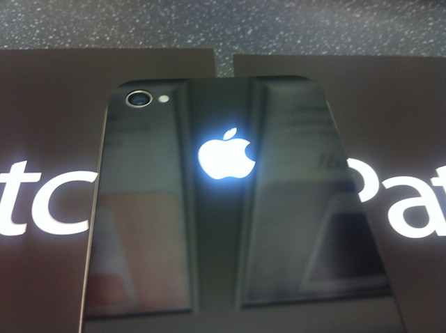 glowing-iPhone-4-logo