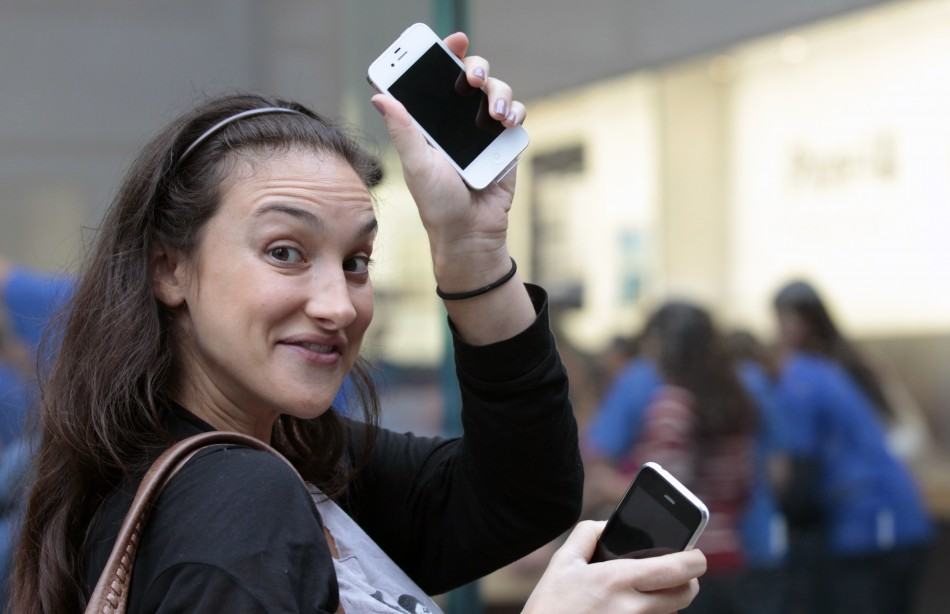 174299-apple-iphone-4s-lines-stretch-toward-4-million-sales