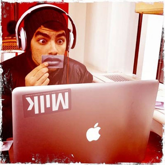 Joe-Jonas-Mac-laptop