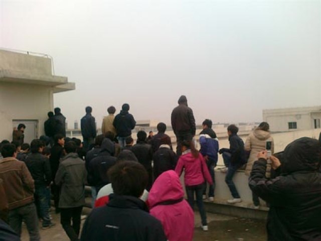 Foxconn-suicides-workers-roof