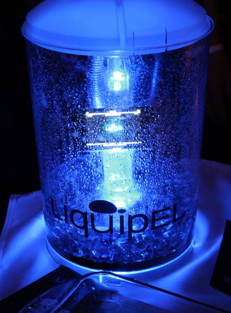 liquipel-iphone-in-water