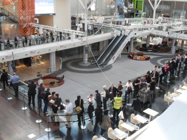 apple_ipad_launch_westfield_queue