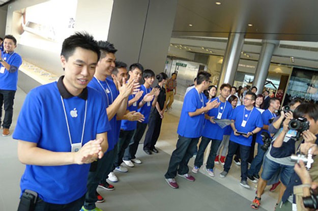 Employees-cheering-Apple-Store-Hong-Kong