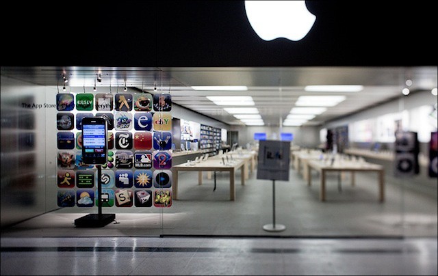 Apple made a conscious and important choice about sales commissions and customer experience