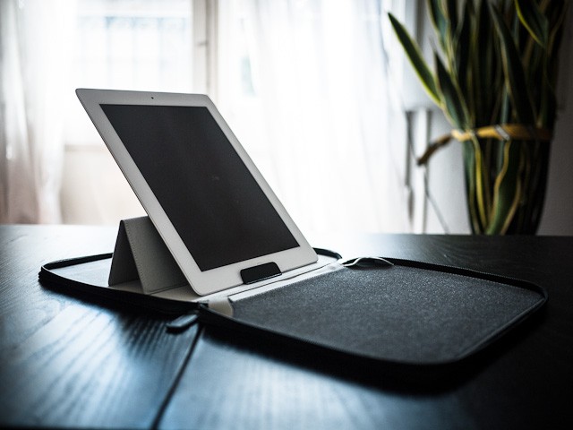 spigen-zipack-1.jpg