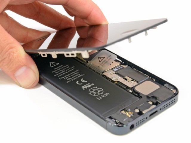 The iPhone 5 screen comes off like Brad Pitt's shirt: fast.