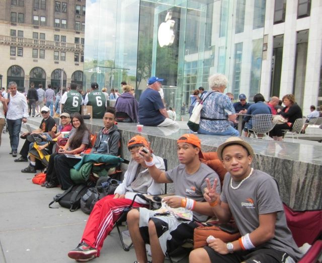 iPhone 5 is selling like hot cakes covered in chocolate sprinkles.