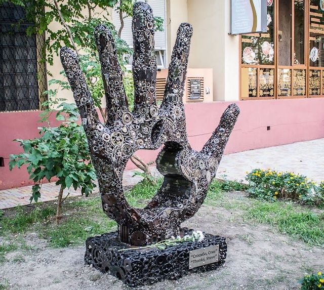 applehandstatue
