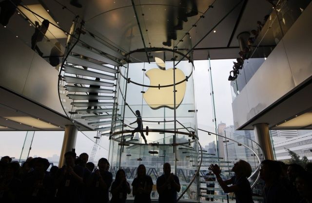 busy Apple Store