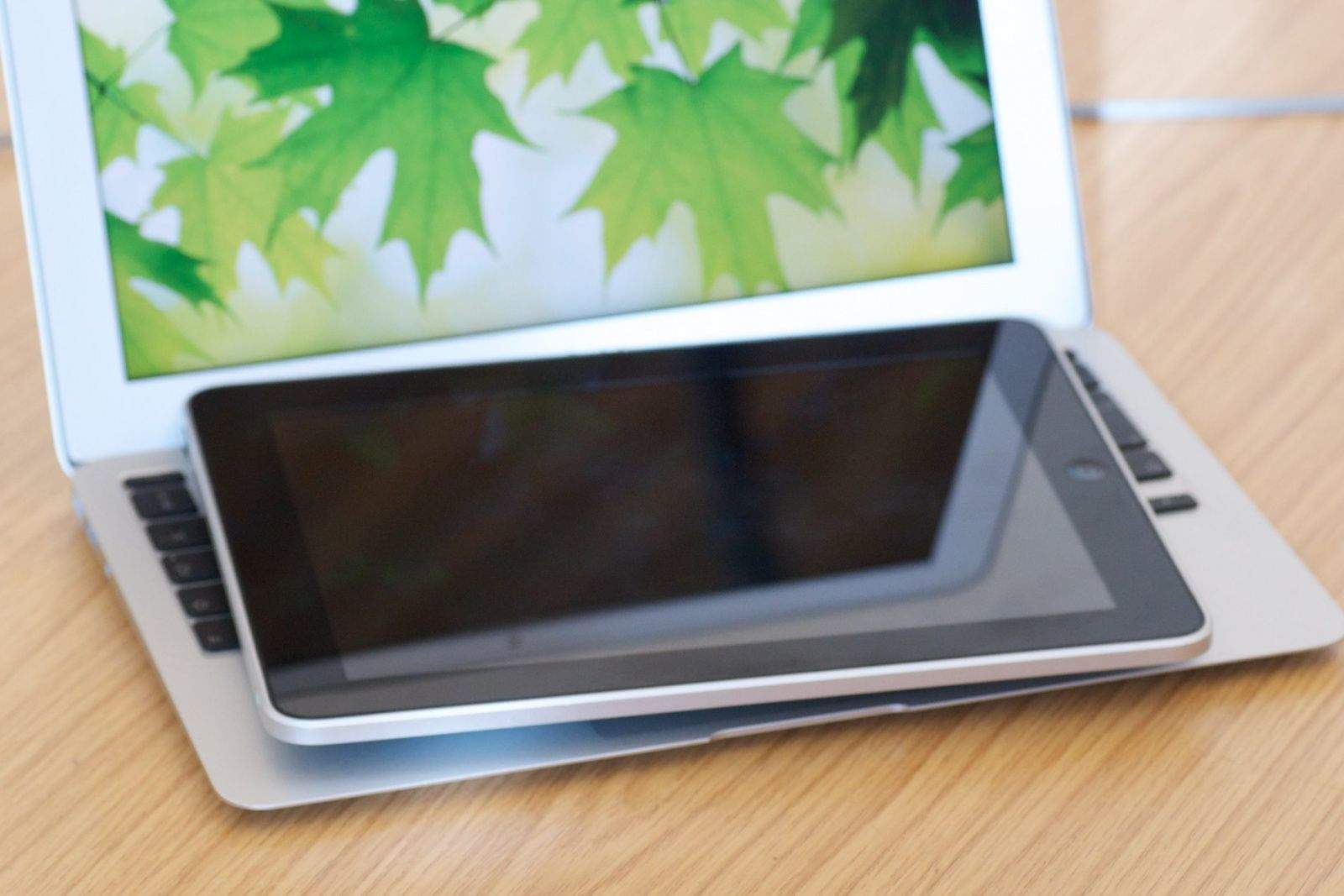 11-_MacBook_Air_compared_to_iPad_(1)