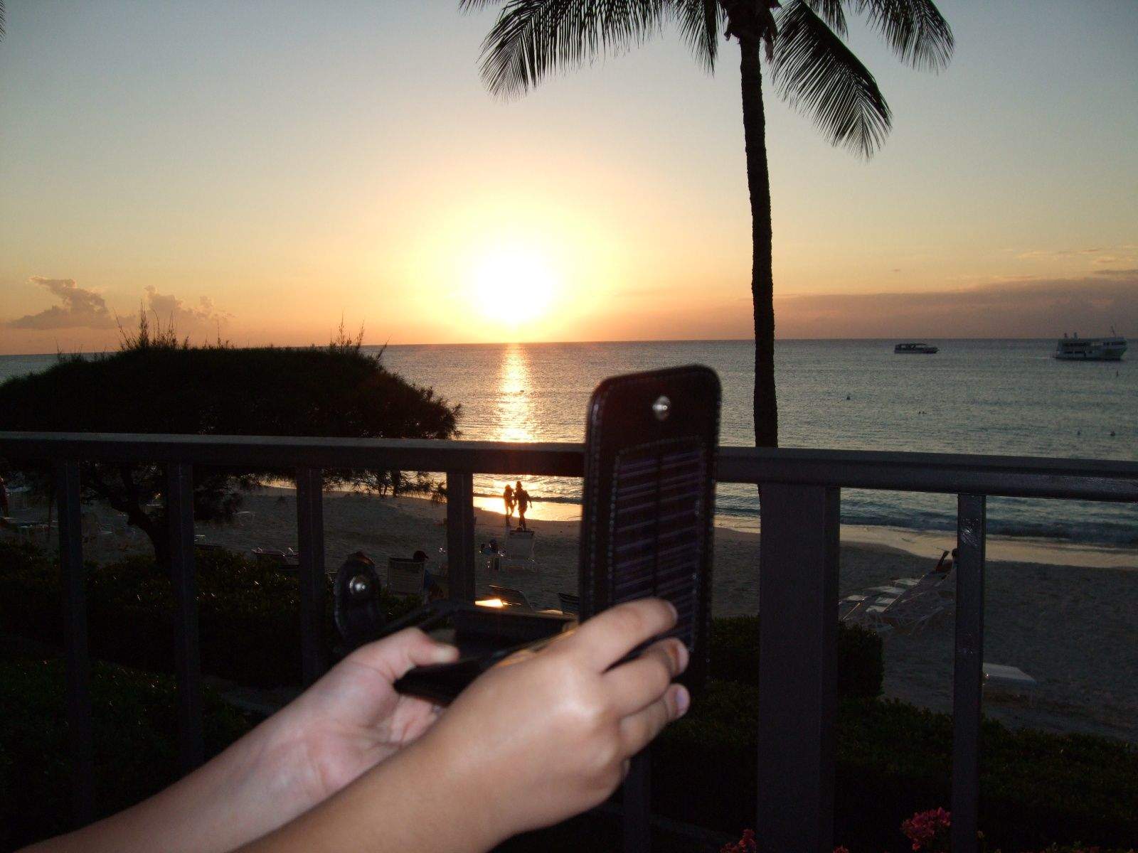 iphone-solar-case2