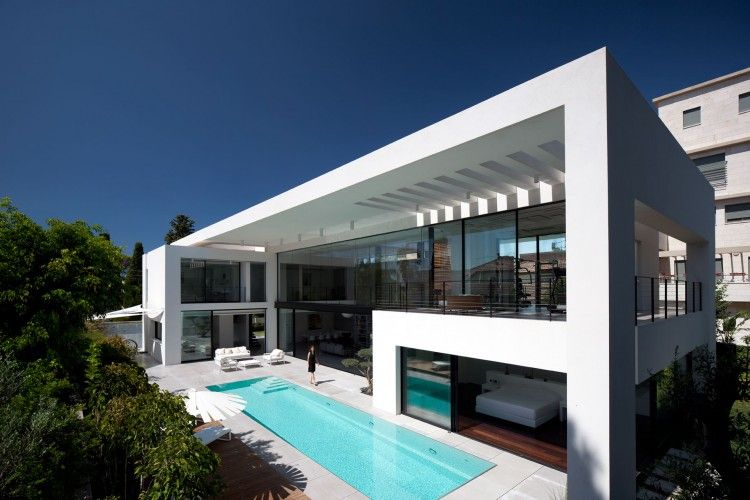 How about taking a dip in this Bauhaus-inspired pool? We’re in! This lap of luxury comes to us via Pitsou Kedem Architects. There’s nothing superfluous. Jony would approve.