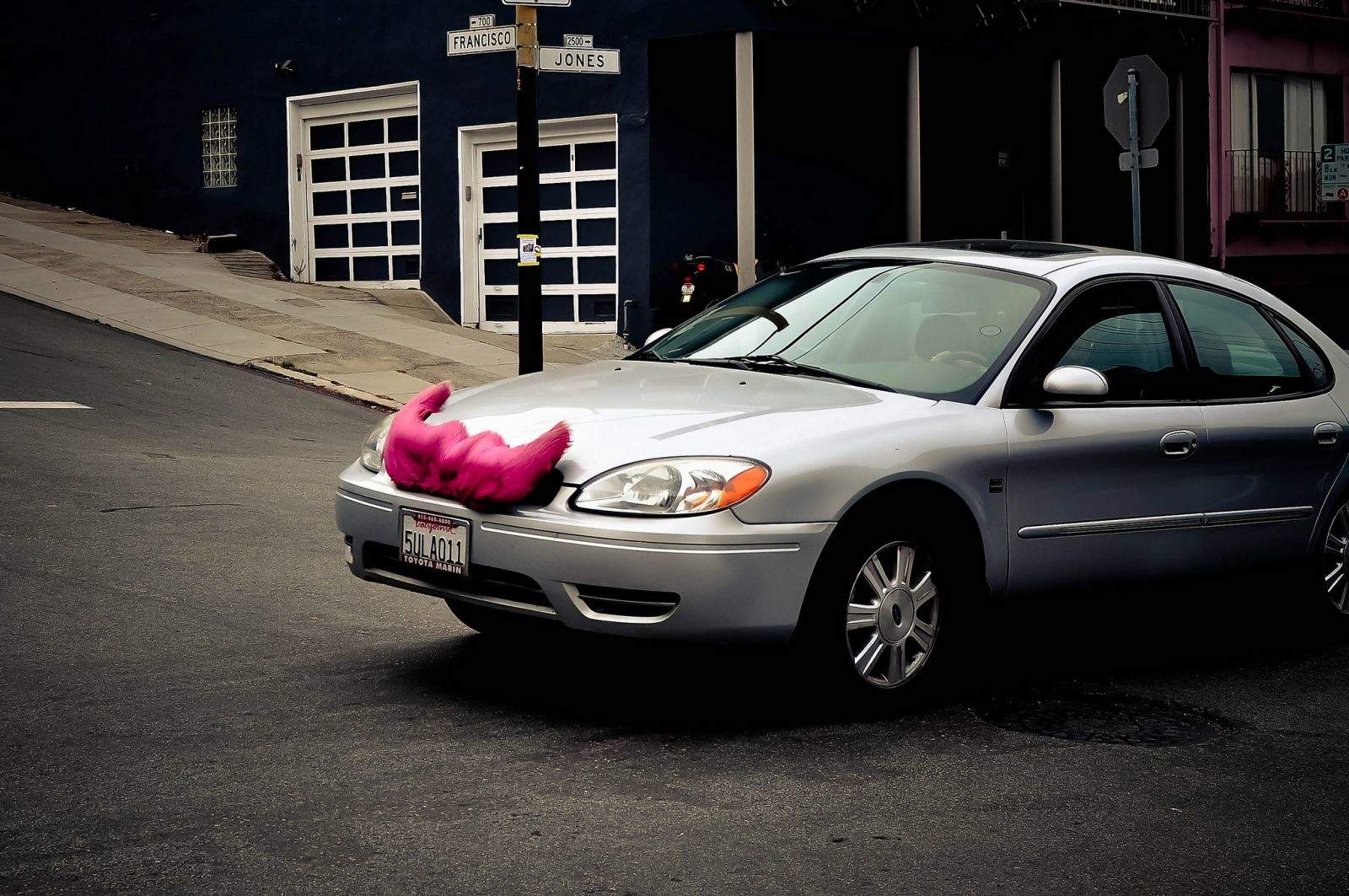 You can now pay for your Lyft and Uber rides with Apple Pay.