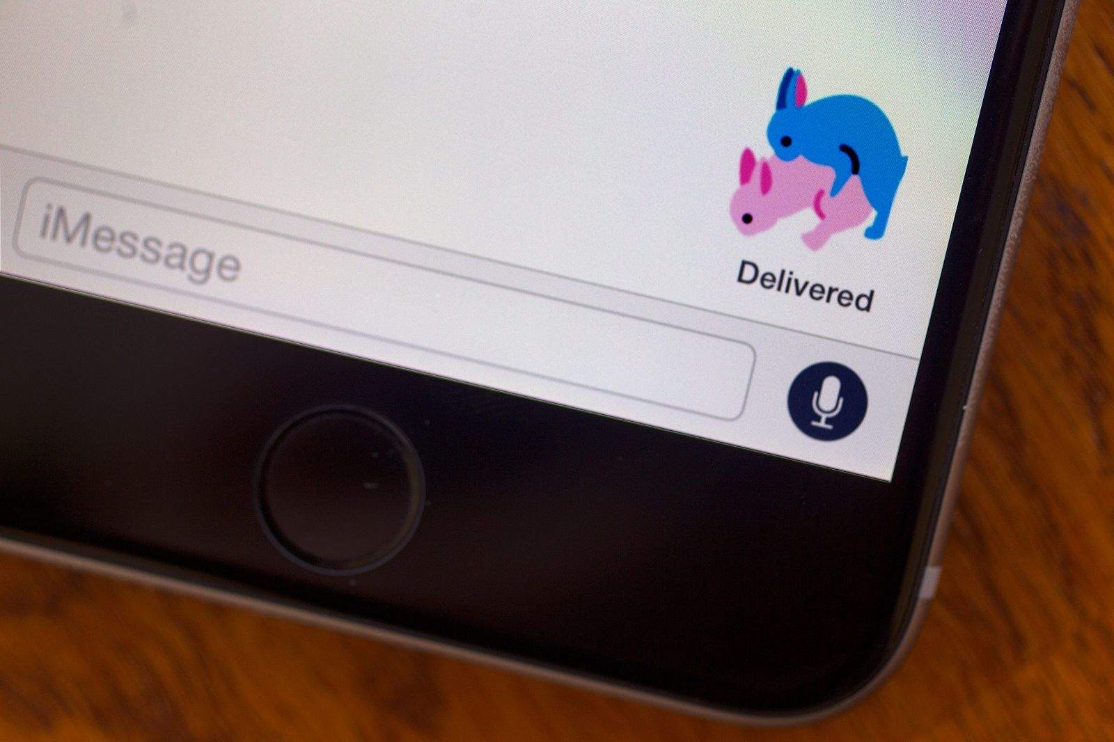 Sexting made visual with the help of Flirtmoji. Photo: Jim Merithew/Cult of Mac