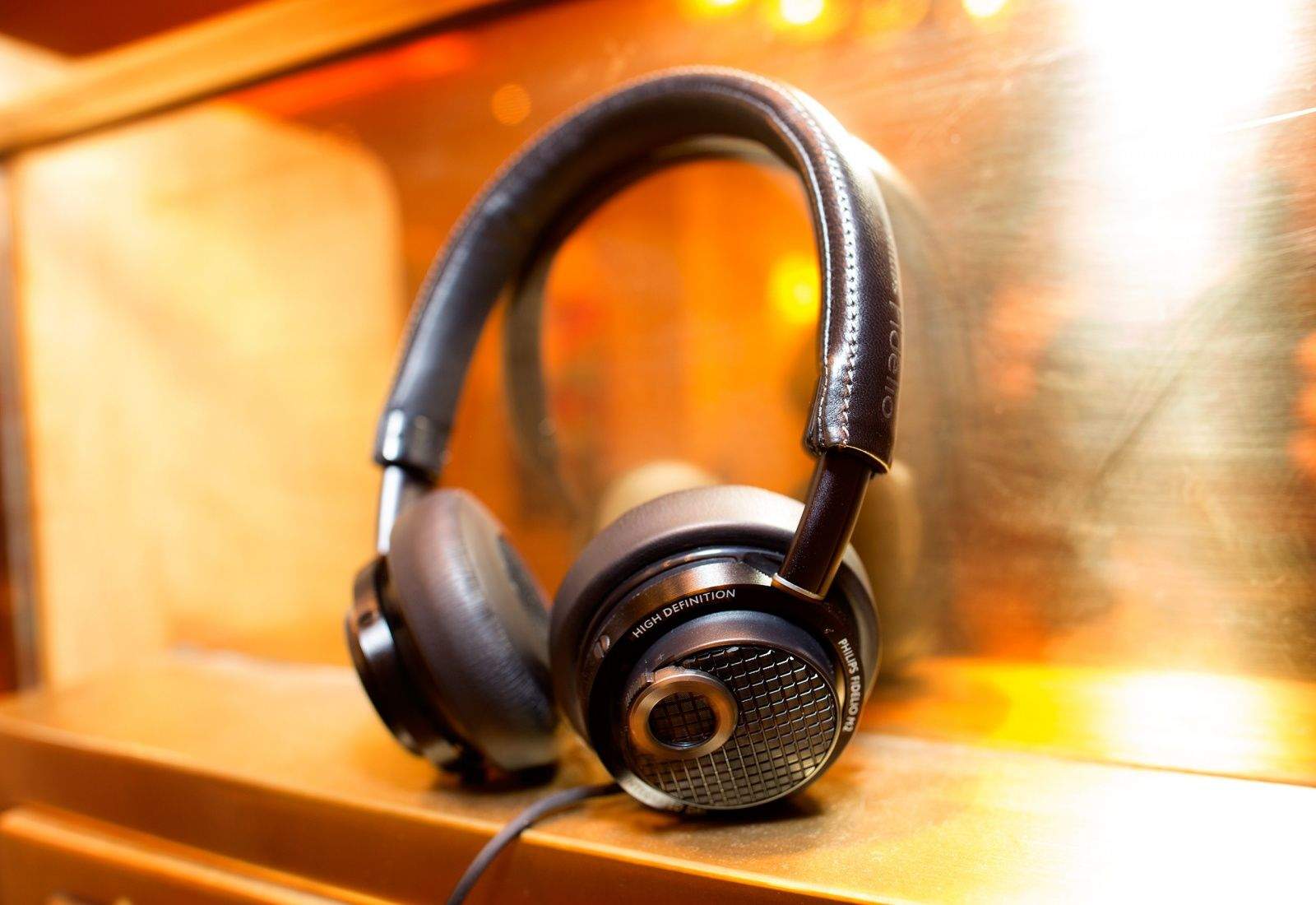 Philips M2L headphones will be the first to use Apple's Lightning port. Photo: Jim Merithew/Cult of Mac