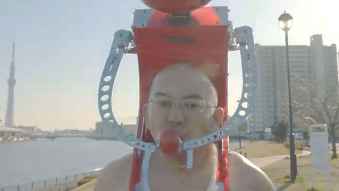 The Tomatan robot feeds runners tomatoes. Photo: Kagome Co.