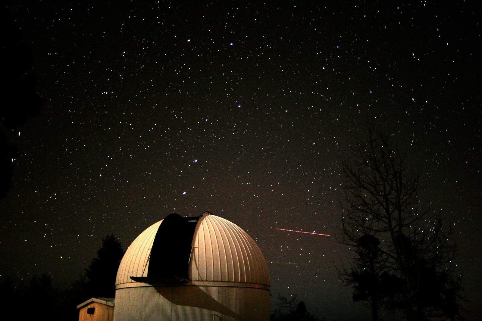 The Big Dipper rises behind the Catalina Sky Survey  telescope. Photo: Catalina Sky Survey/University of Arizona