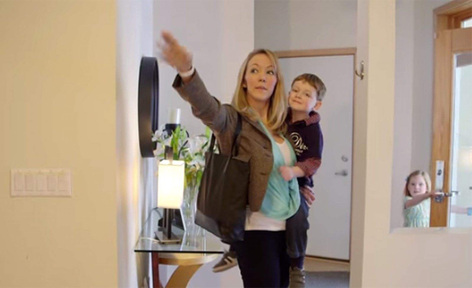 In this demonstration video, a mother gestures to turn off the lights thanks to the Reemo smartwatch she is wearing. Photo: Reemo/YouTube