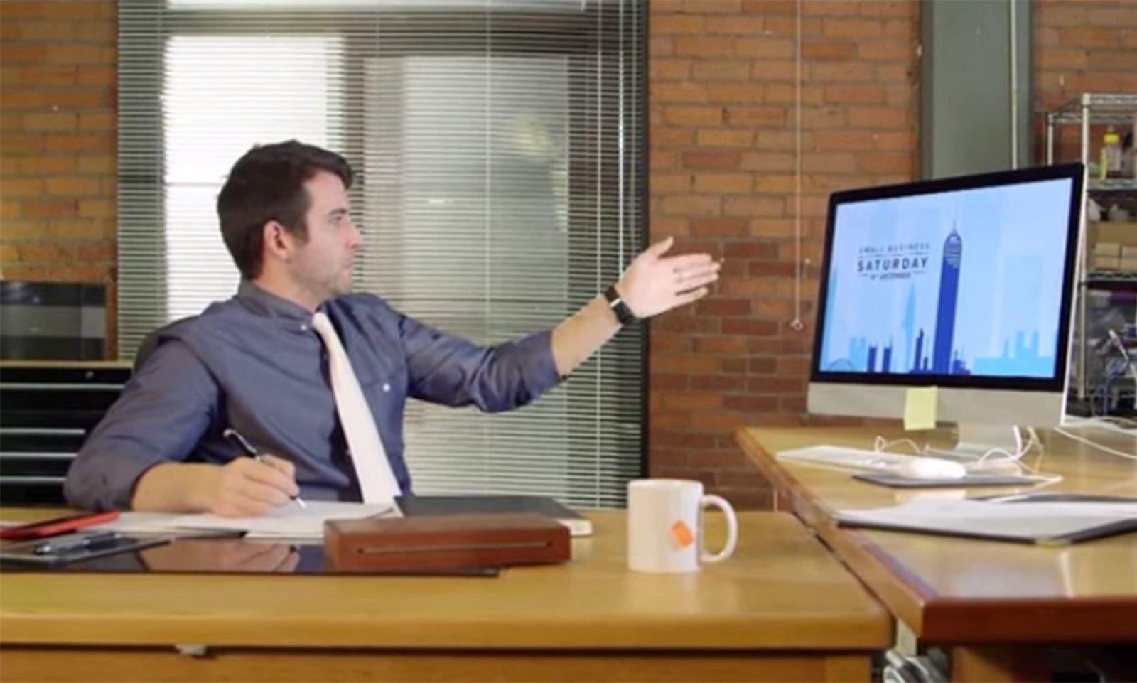 An officer worker flips through screens on his computer with Reemo gesture technology. Photo; Reemo/YouTube