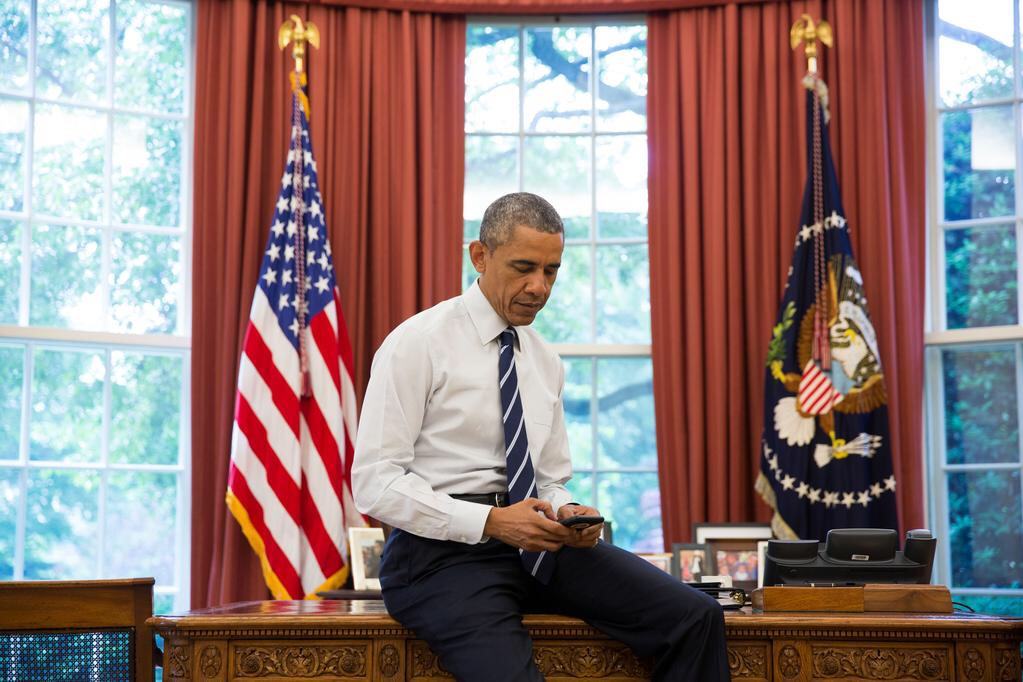 Barry sending his first tweet from an iPhone.