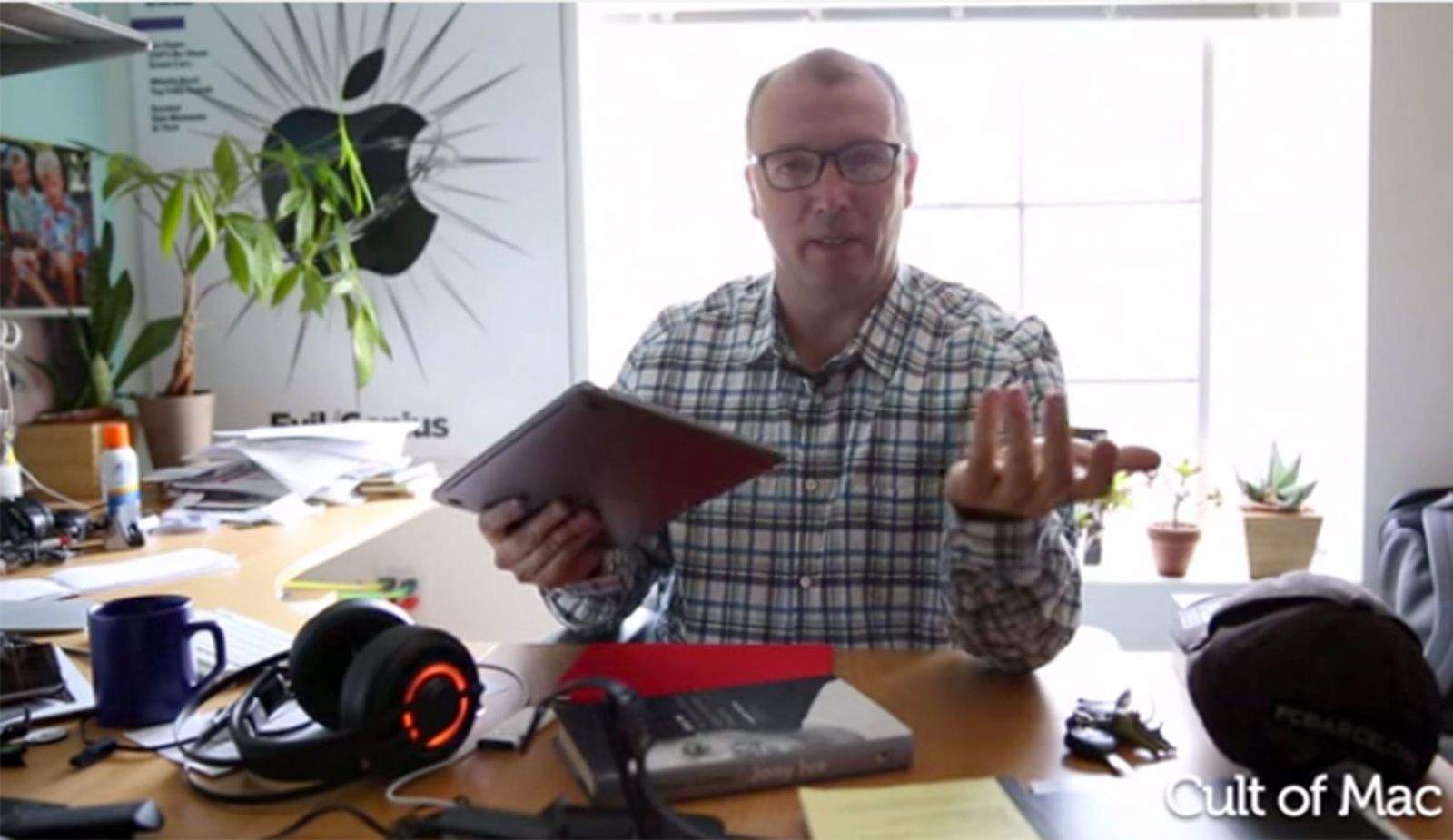 Leander Kahney likes Apple's use of magnets. So what happened with the new MacBook?