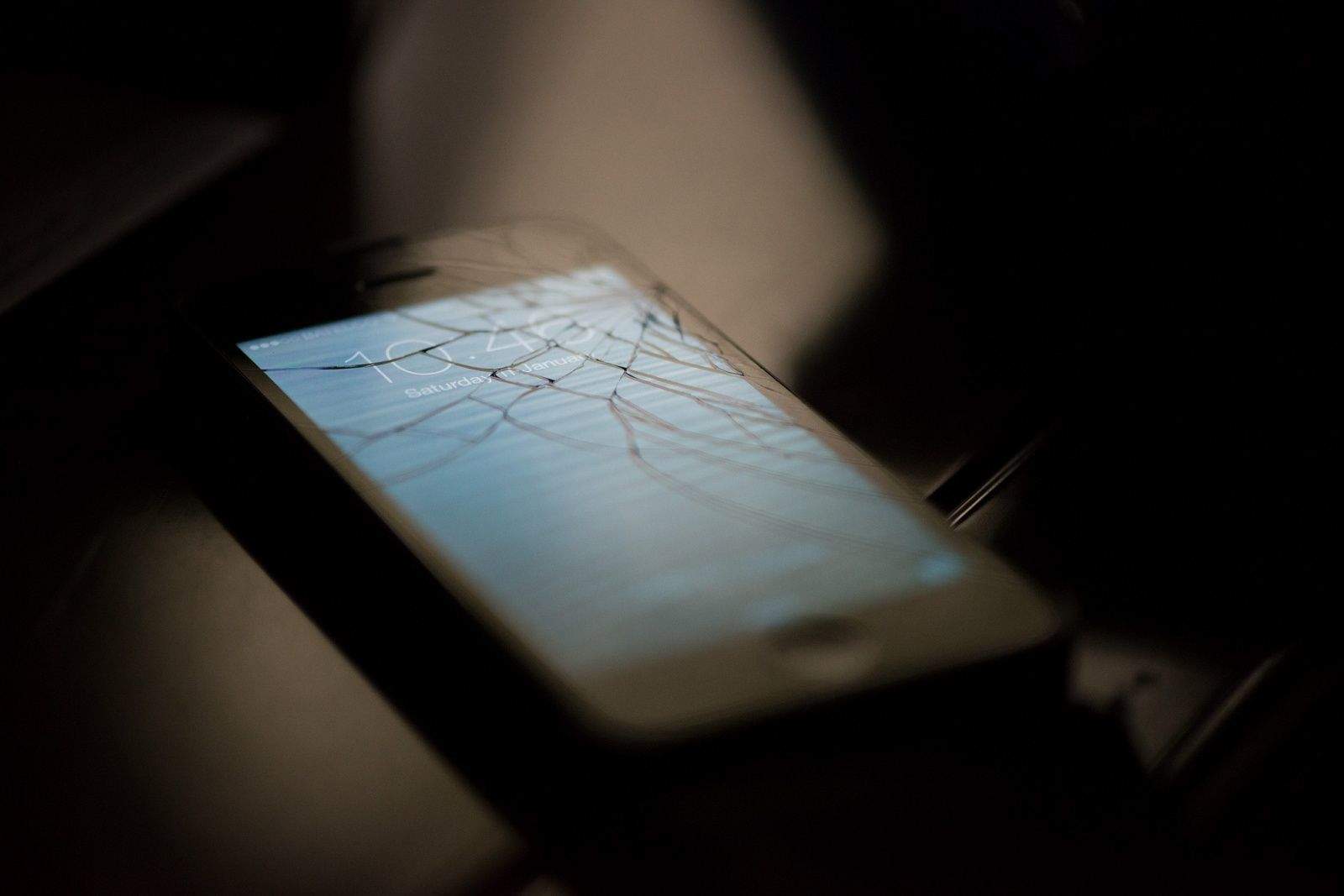apple-iphone-cracked-security-mac-ios-malware-flaw