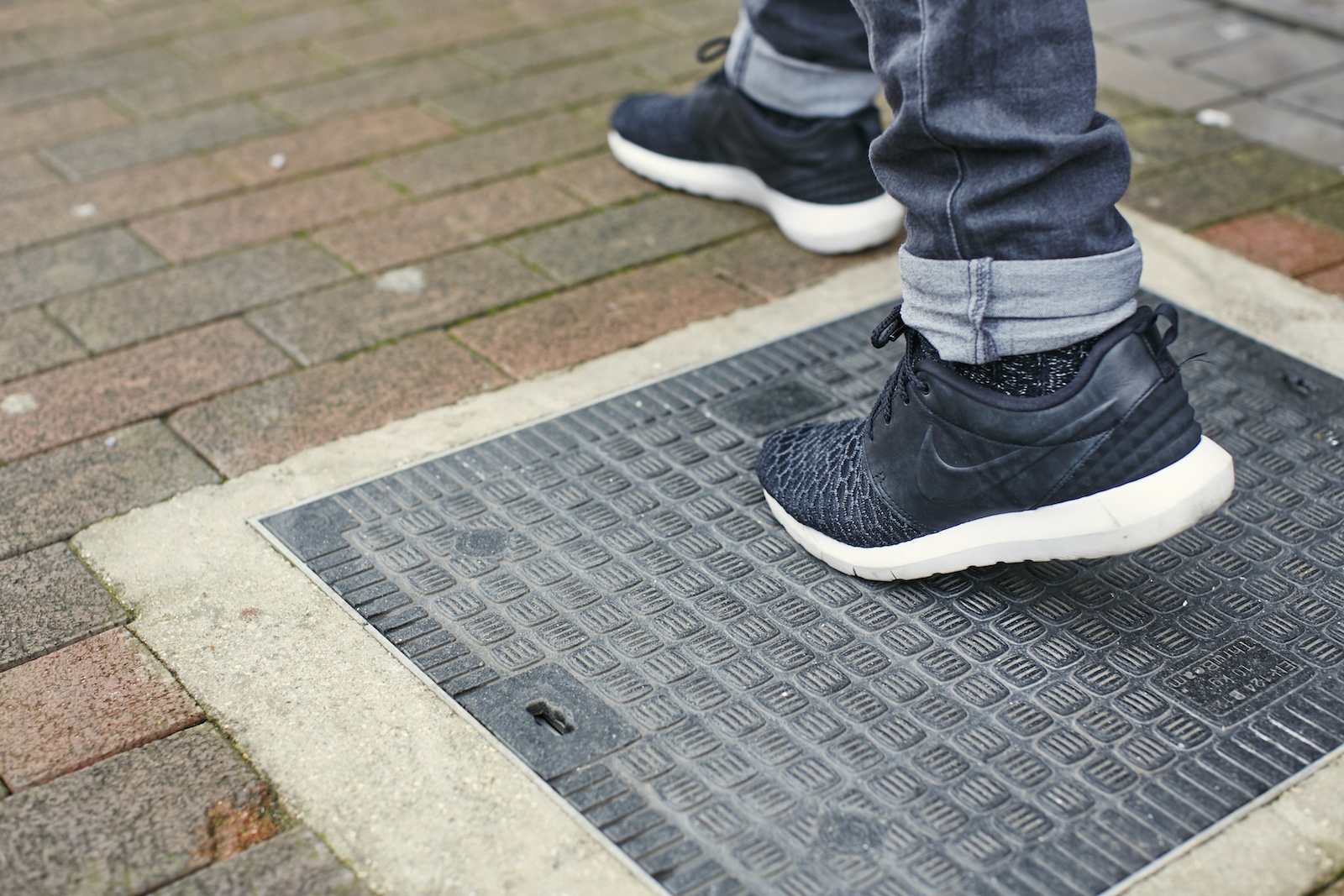 u-k-streets-now-providing-wi-fi-through-smart-sidewalks-image-cultofandroidcomwp-contentuploads201510Foot_on_manhole_cover_1-jpg