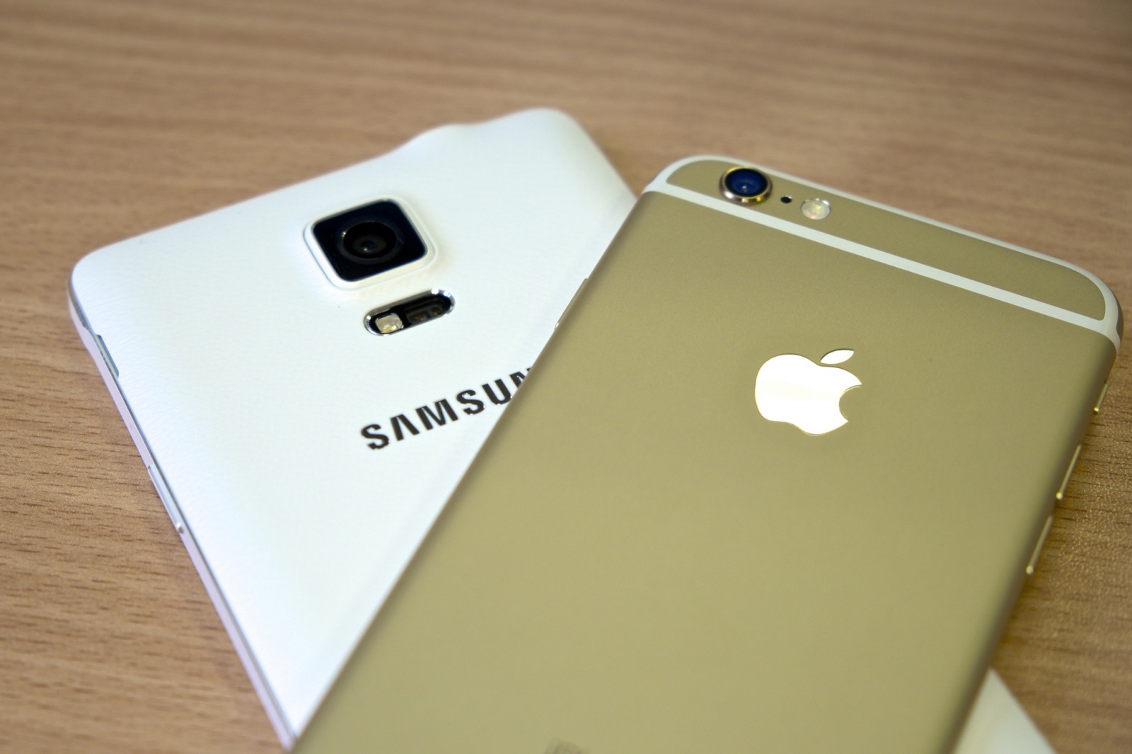 slowing-handset-sales-triggers-samsung-firing-spree-image-cultofandroidcomwp-contentuploads201506apple-samsung-iphone-galaxy-patent-war1-jpg