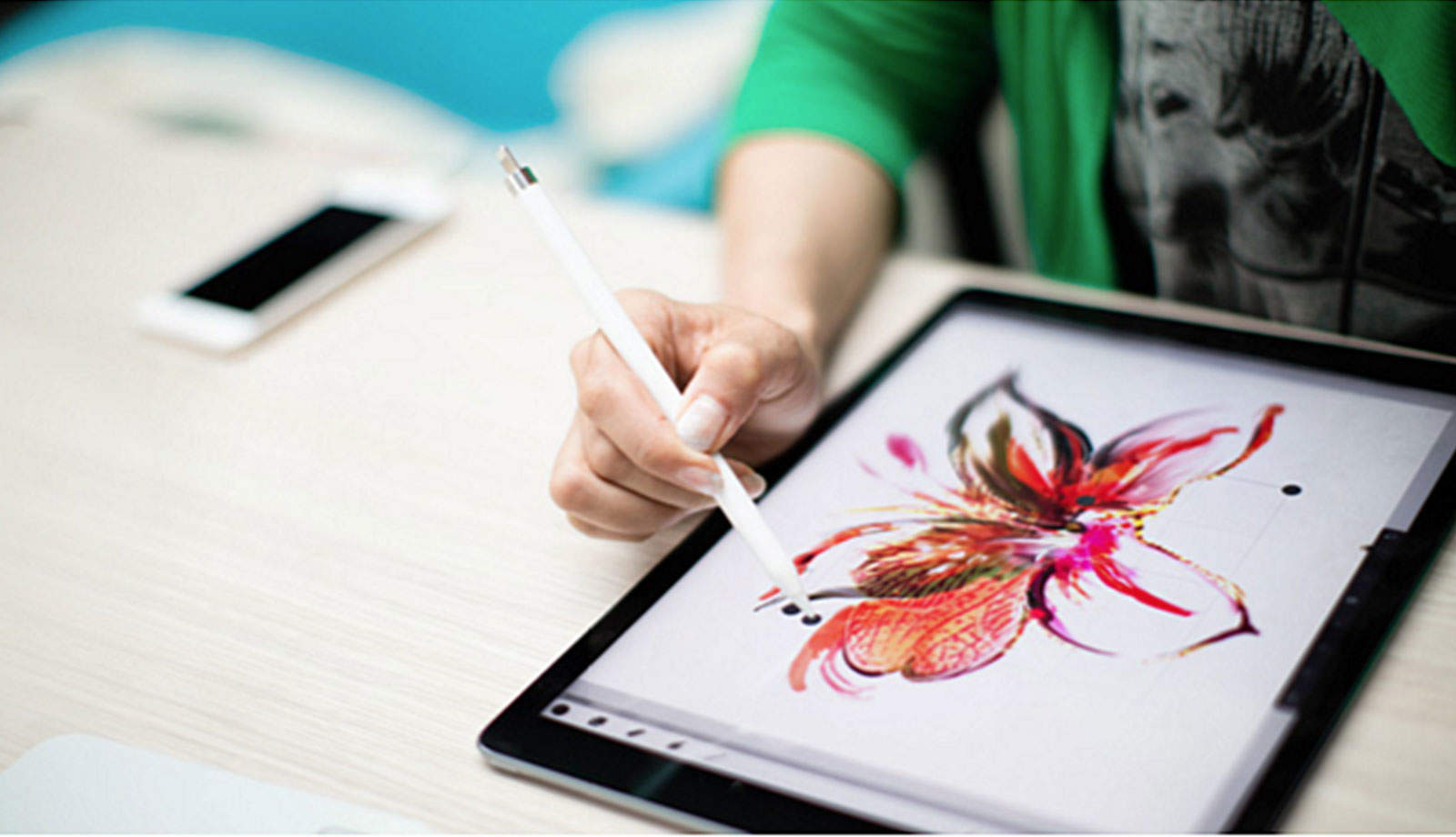Artist Kahori Maki of Japan demonstrates how she paints using the iPad Pro and Apple Pencil.
