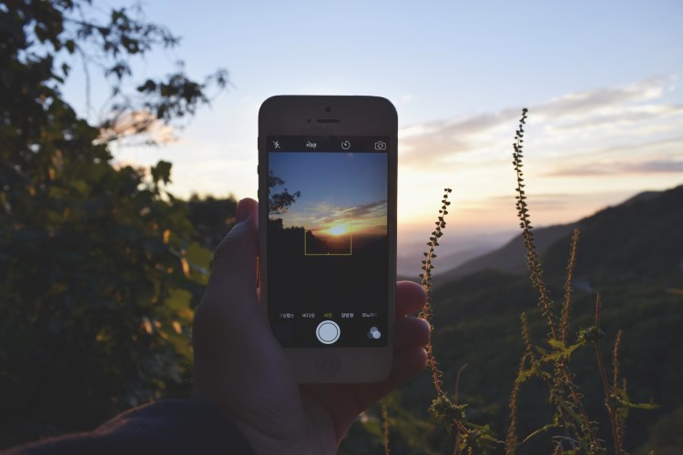 iphone-sunset-unsplash-photo-750x500