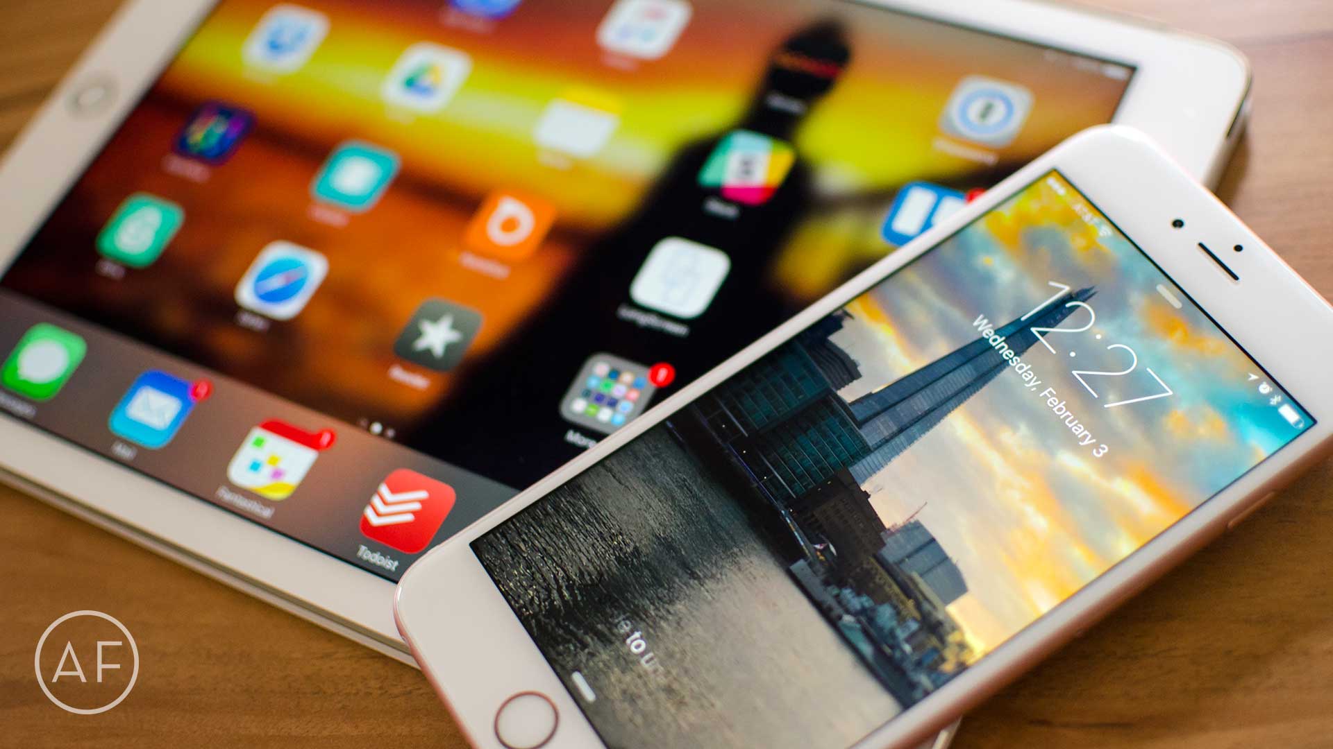 Tired of parallax or landscape photos ruining your wallpaper? Pixelmator can help!
