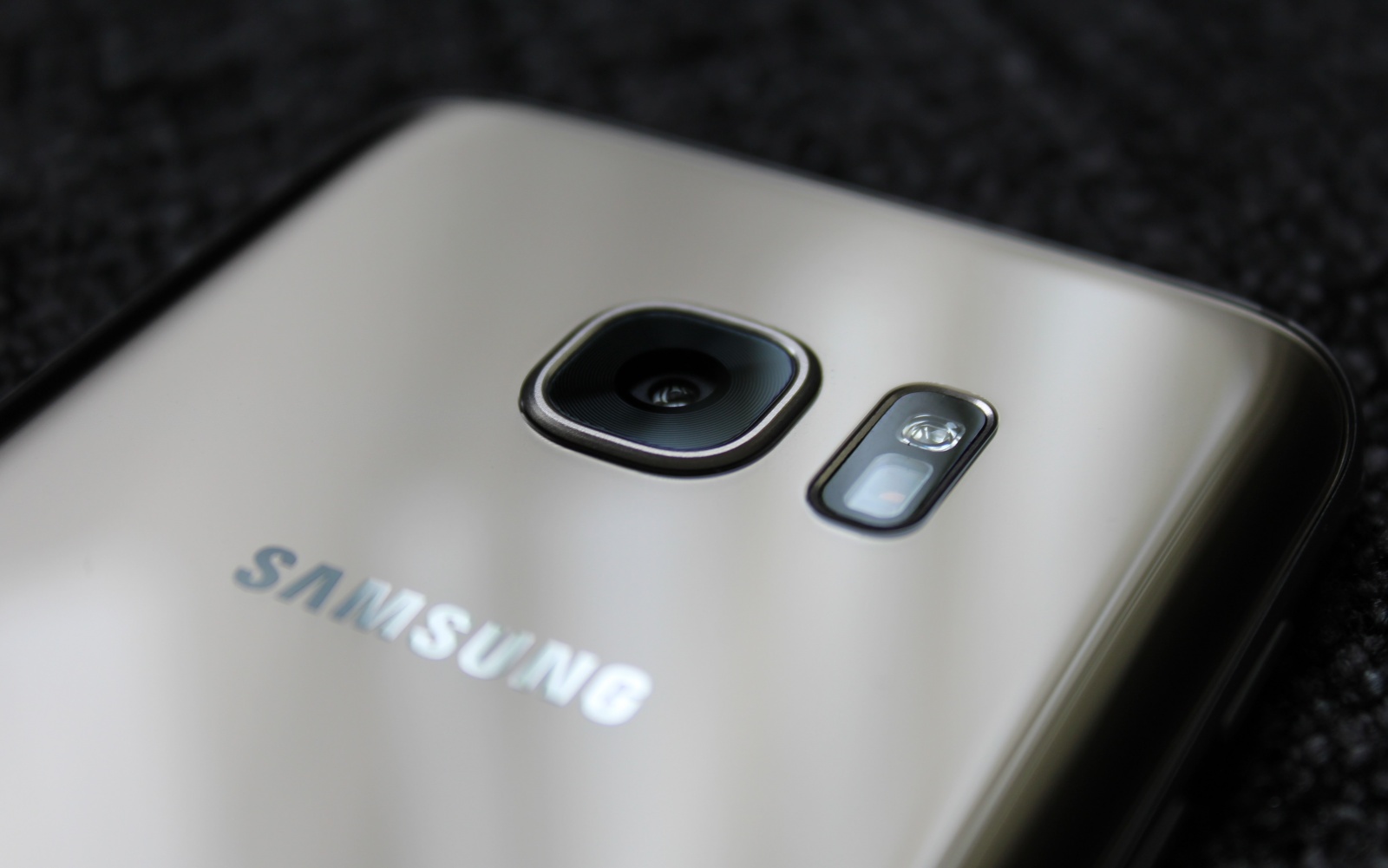 its-official-galaxy-s7-has-the-best-smartphone-camera-on-the-market-image-cultofandroidcomwp-contentuploads201603Galaxy-S7-cam-close-jpg