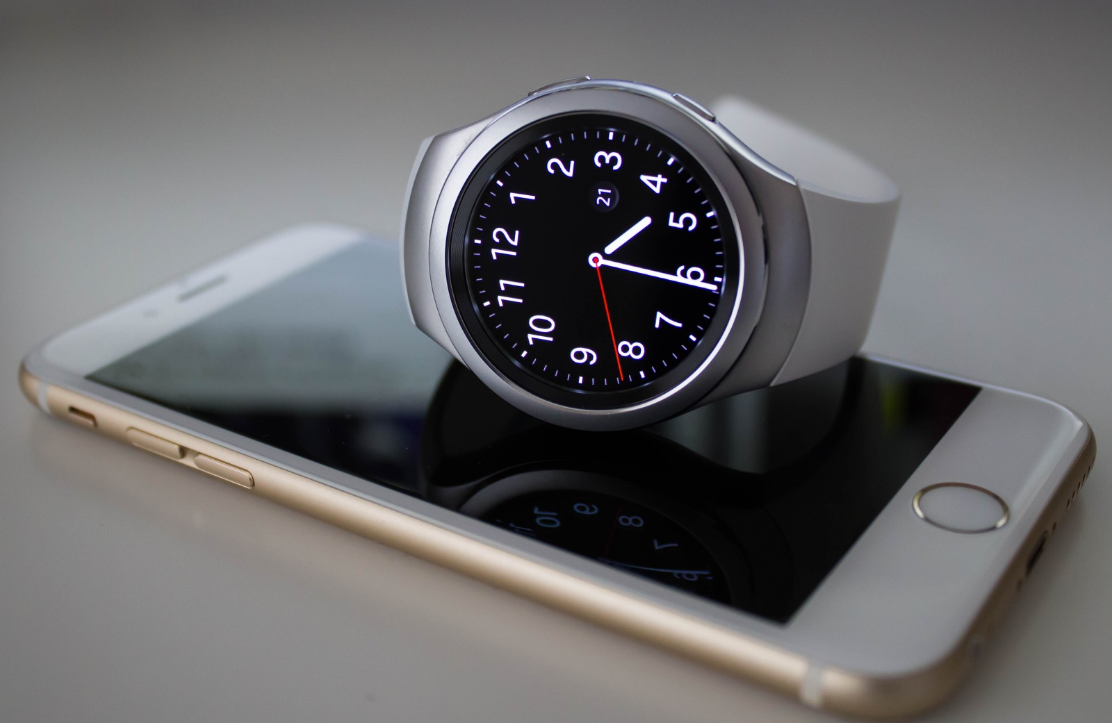no-samsung-gear-s2-is-not-getting-iphone-support-today-image-cultofandroidcomwp-contentuploads201603Gear-S2-with-iPhone-jpg