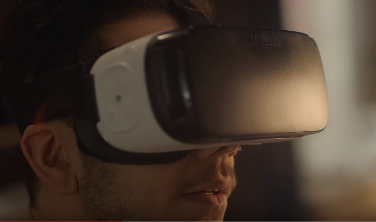 pornhubs-free-vr-vids-put-you-in-the-center-of-the-action-image-cultofandroidcomwp-contentuploads201602Gear-VR-Galaxy-S7-png