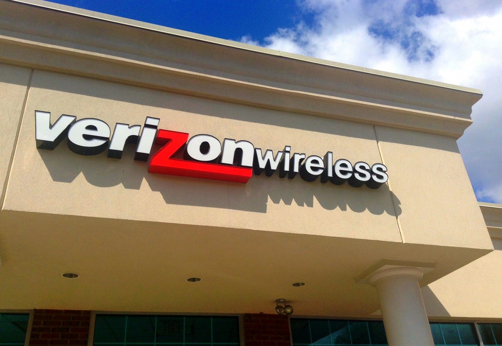 verizon-adds-20-fee-to-all-smartphone-upgrades-image-cultofandroidcomwp-contentuploads20160314777958118_8f2ab75b15_k-jpg