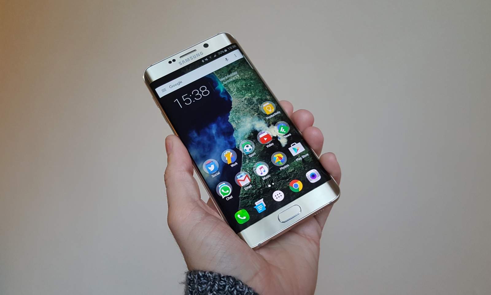 galaxy-s6-edge-catches-fire-while-using-official-samsung-charger-image-cultofandroidcomwp-contentuploads2016012016-01-13-153846-jpg
