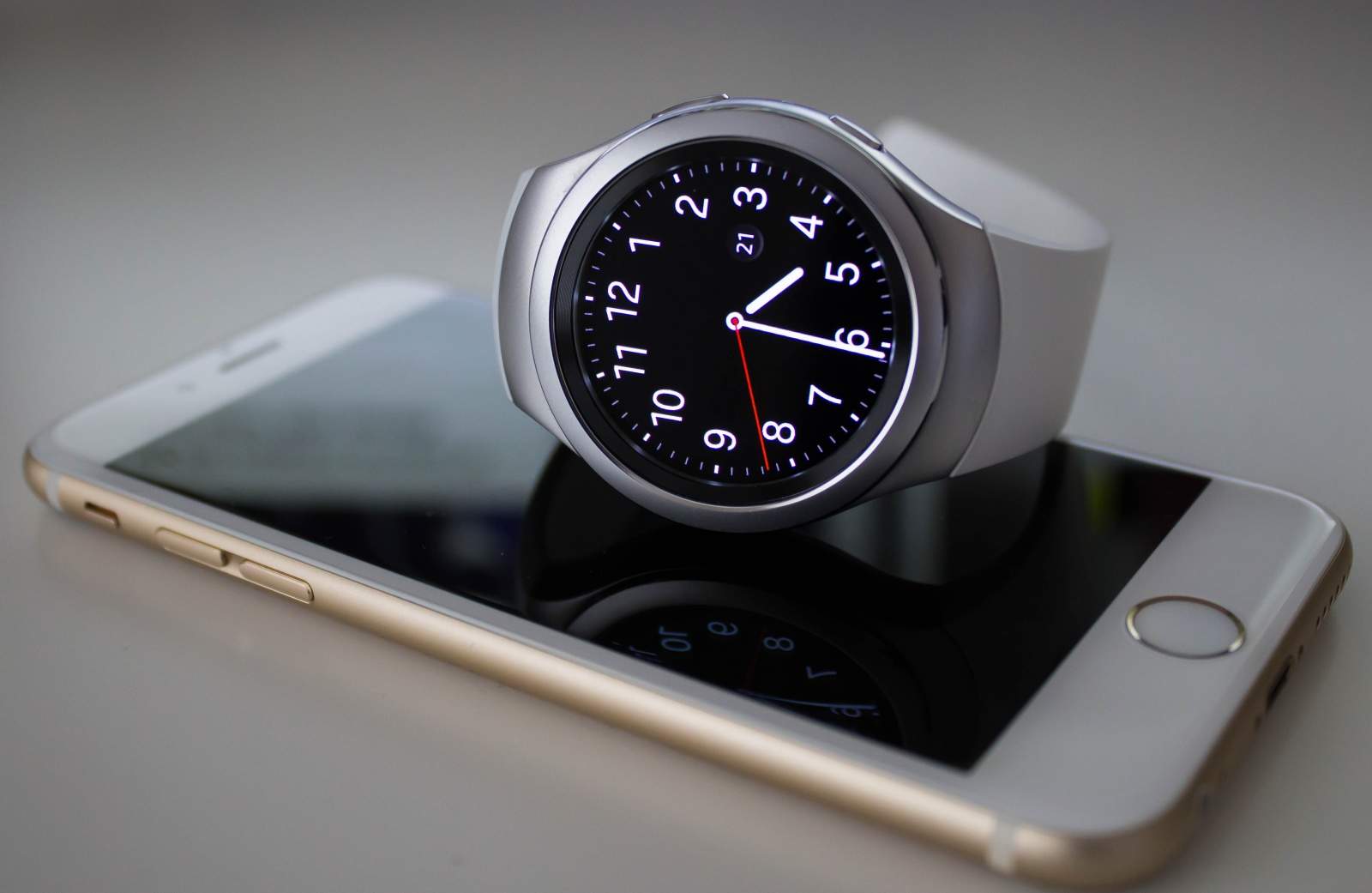 samsungs-gear-manager-app-for-iphone-leaks-out-early-image-cultofandroidcomwp-contentuploads201603Gear-S2-with-iPhone-jpg
