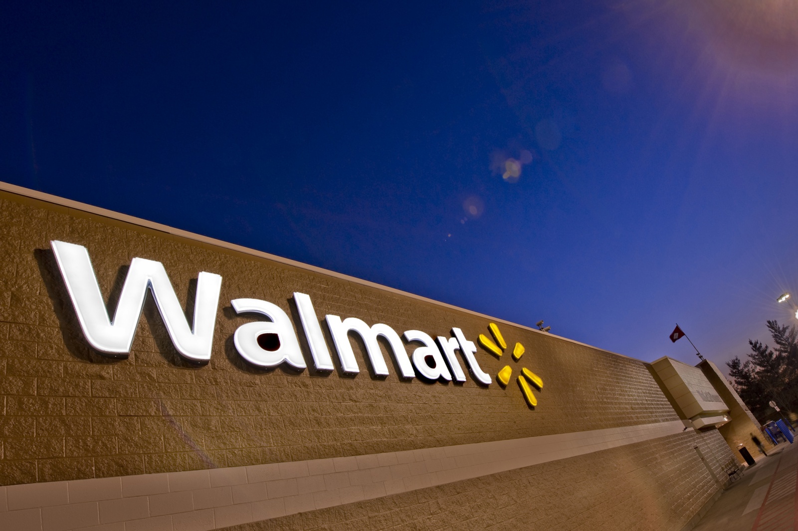 walmart-slashes-100-off-iphone-and-galaxy-phones-image-cultofandroidcomwp-contentuploads201604store-front-night_129860898494412686-jpg
