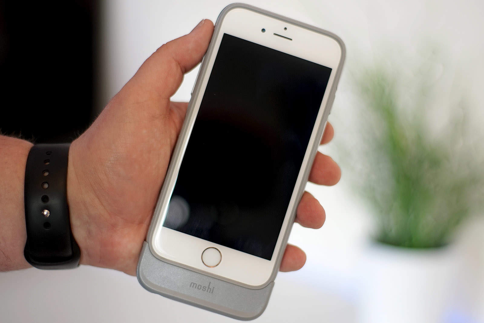 The Moshi iGlaze Ion battery case provides the best of both worlds.