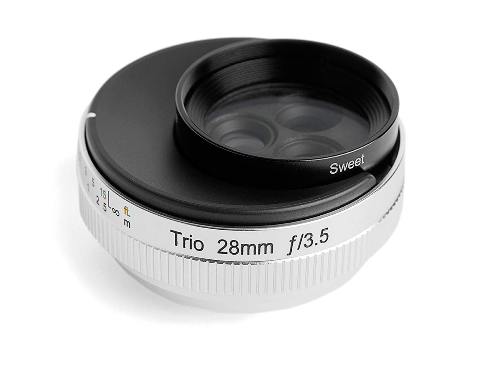 Just a twist will bring dreamy effects to pictures made with a mirrorless camera.