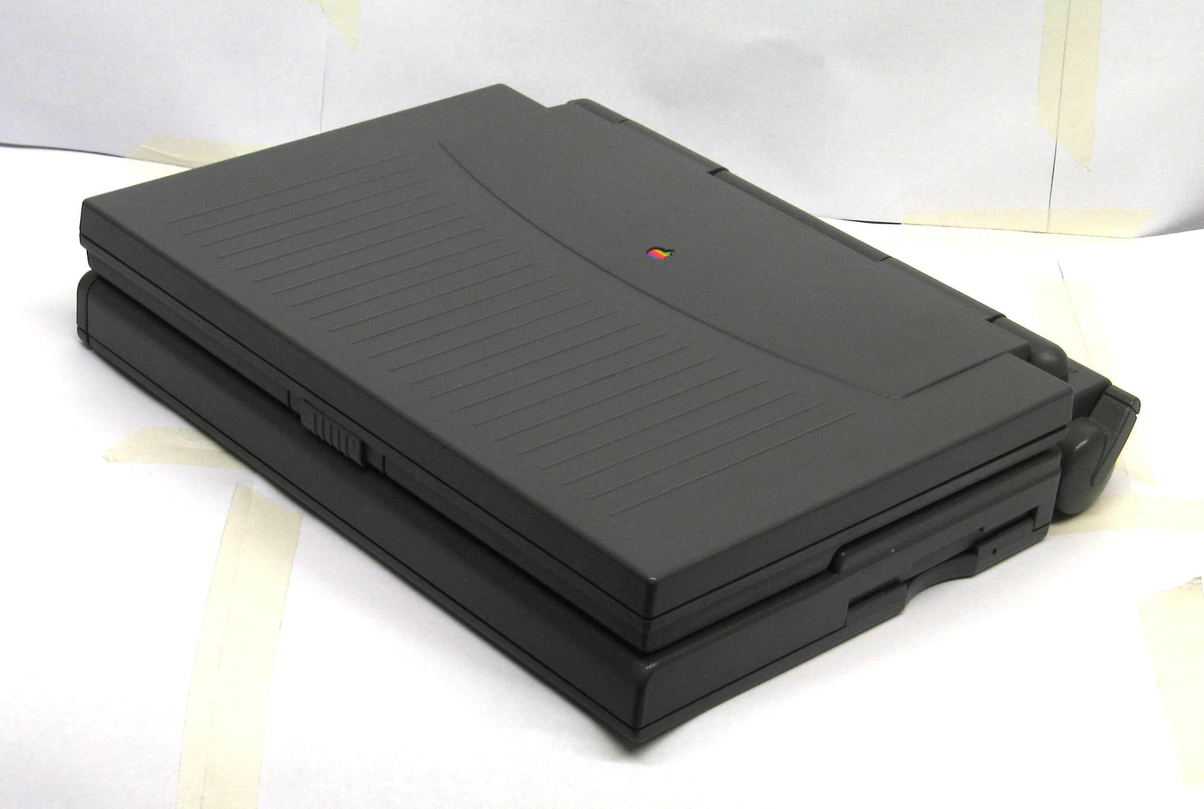 Inside its beefy chassis, the PowerBook 180c packed a beautiful color screen.
