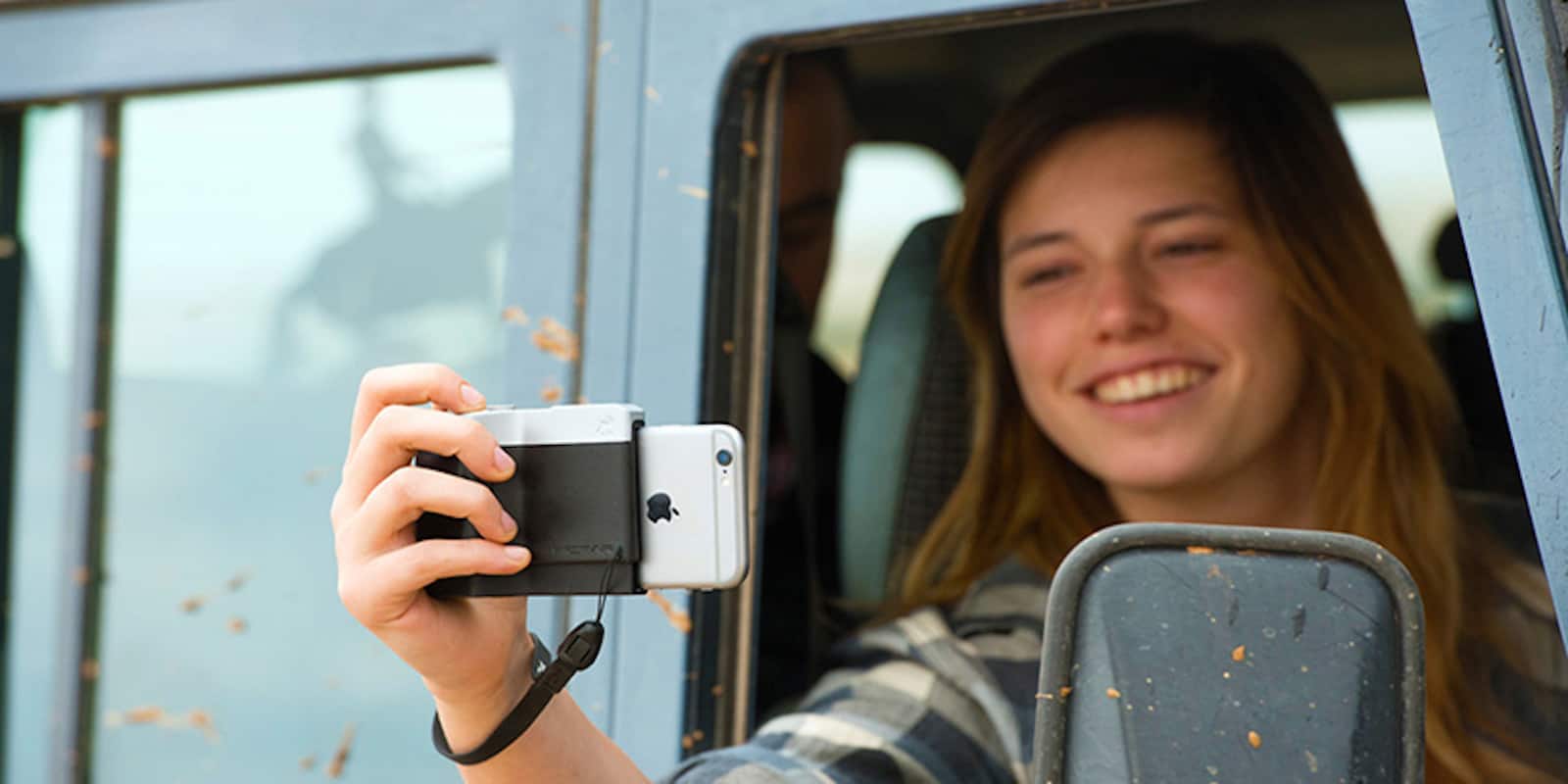 This addon instantly gives your smartphone the feel and function of a DSLR camera.