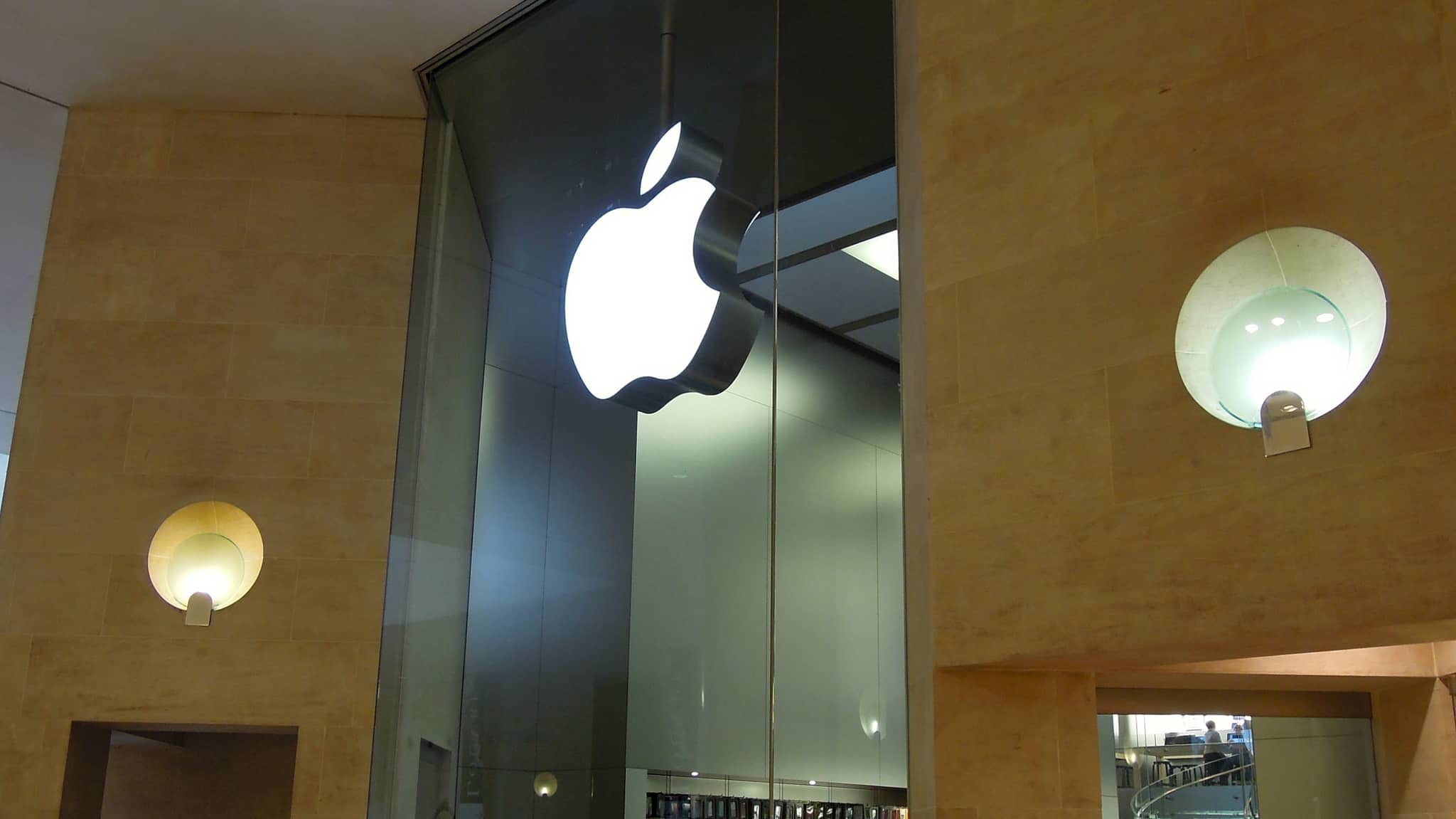 Apple Carrousel du Louvre 1