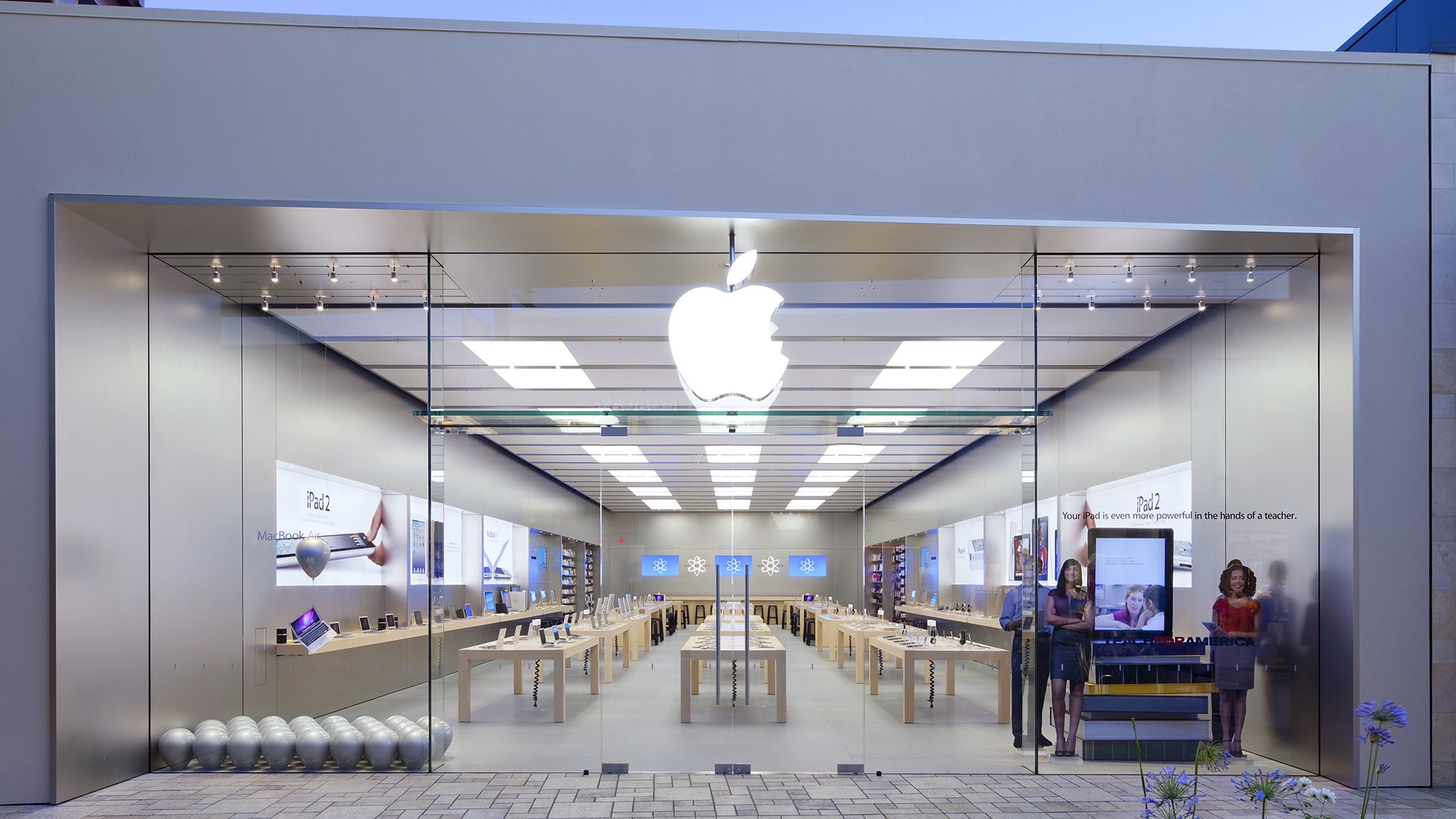 Apple Valencia Town Center