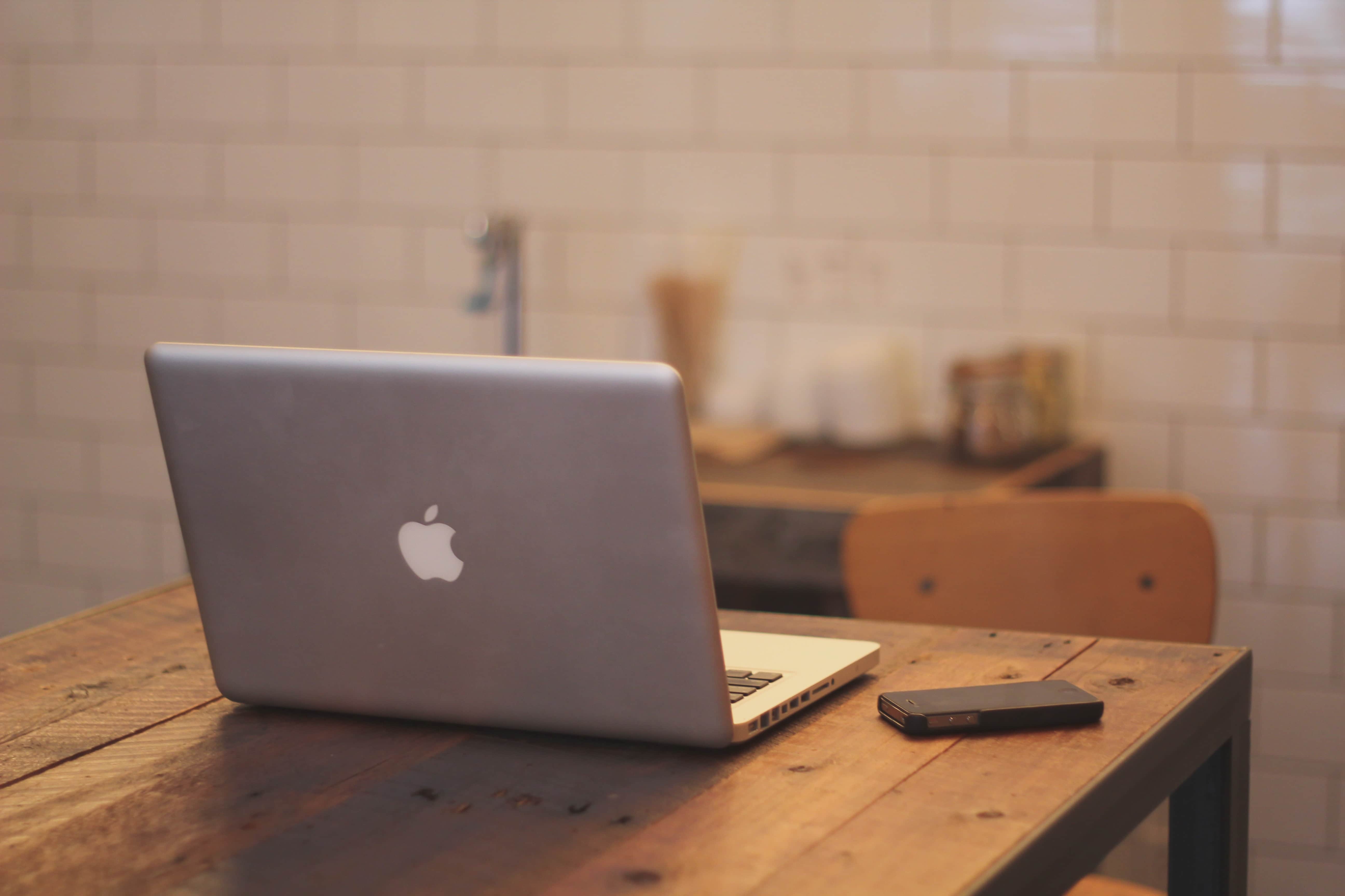 MacBook-iPhone